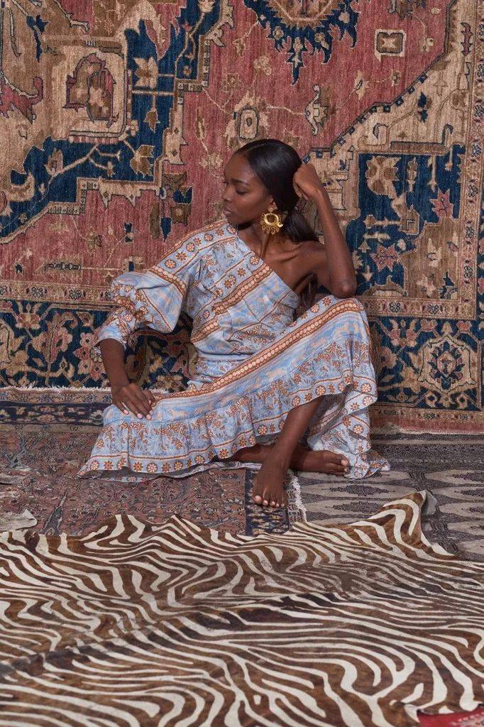 紧身裙|她说：＂女性最美的不是穿着性感紧身裙，而是向世人炫耀香肩和美颈的诱人时刻！＂