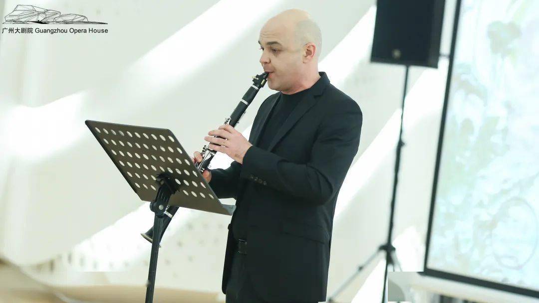曾任乌克兰国家交响乐团首席单簧管现任广州大剧院艺术培训中心单簧管