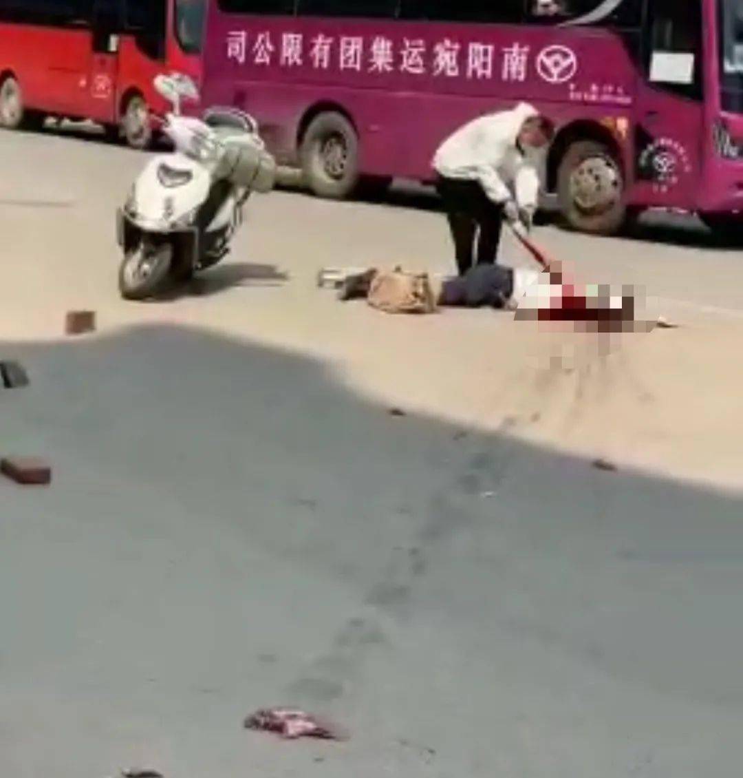 突发南阳市区两起摩托交通事故两起追尾一人当场死亡