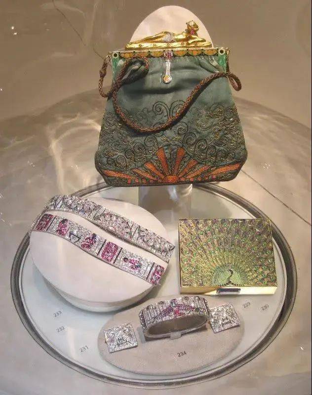 婚姻|“亿万名媛”芭芭拉·霍顿，用珠宝堆砌的一生