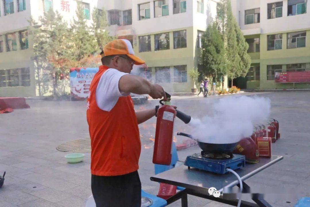 油锅起火应该使用什么的方法扑灭 5006ce68959345579ff8b845d64cf4ec.jpeg