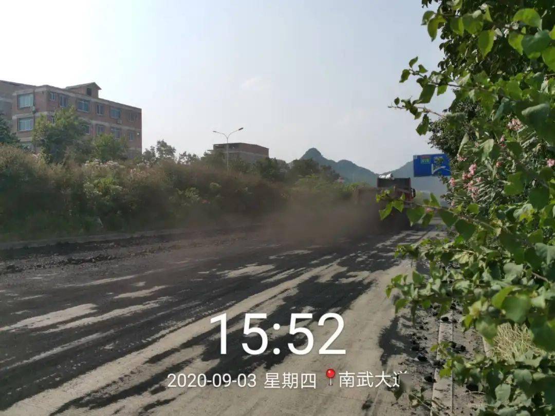 煤渣撒漏污染的路面图为综合行政执法局和住建局执法人员快速联动到达