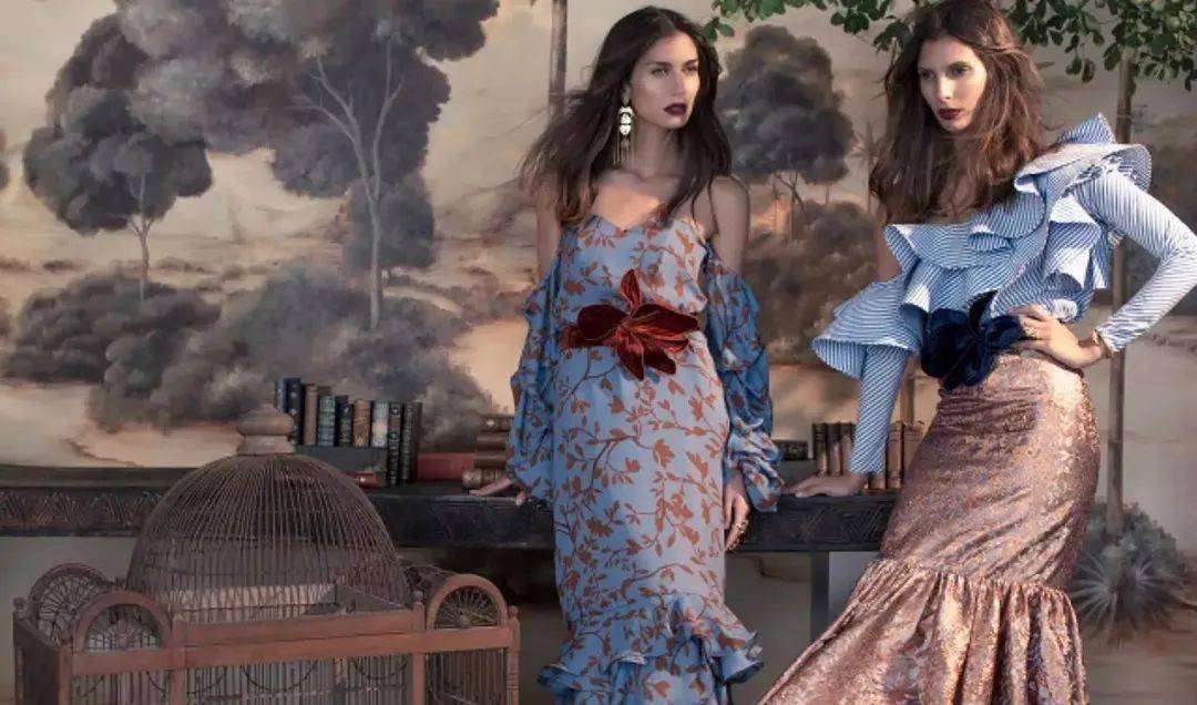 紧身裙|她说：＂女性最美的不是穿着性感紧身裙，而是向世人炫耀香肩和美颈的诱人时刻！＂