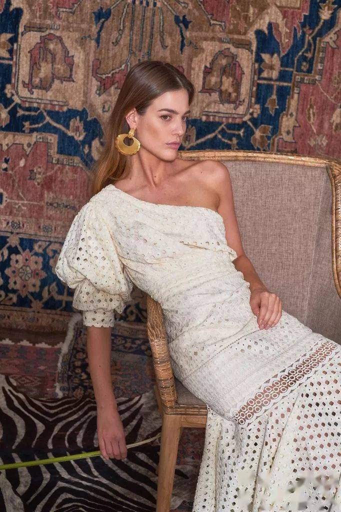 紧身裙|她说：＂女性最美的不是穿着性感紧身裙，而是向世人炫耀香肩和美颈的诱人时刻！＂