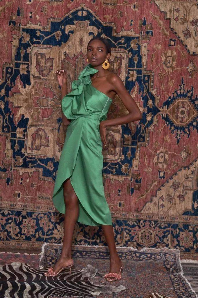 紧身裙|她说：＂女性最美的不是穿着性感紧身裙，而是向世人炫耀香肩和美颈的诱人时刻！＂