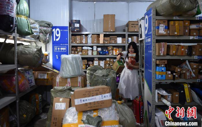 重庆大学快递“爆仓”包裹堆积如山