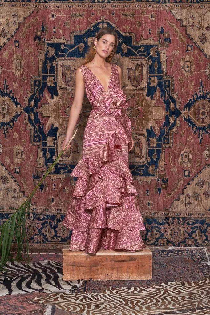 紧身裙|她说：＂女性最美的不是穿着性感紧身裙，而是向世人炫耀香肩和美颈的诱人时刻！＂