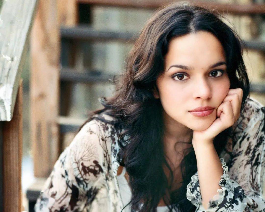 Jones|灵魂天后Norah Jones 登上印度版VOGUE金九封面！