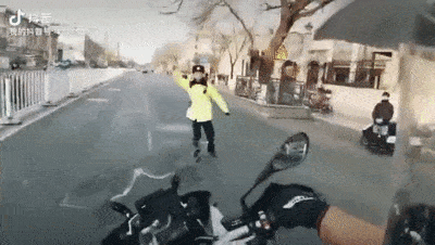 向警察竖中指,男子被判刑7个月!