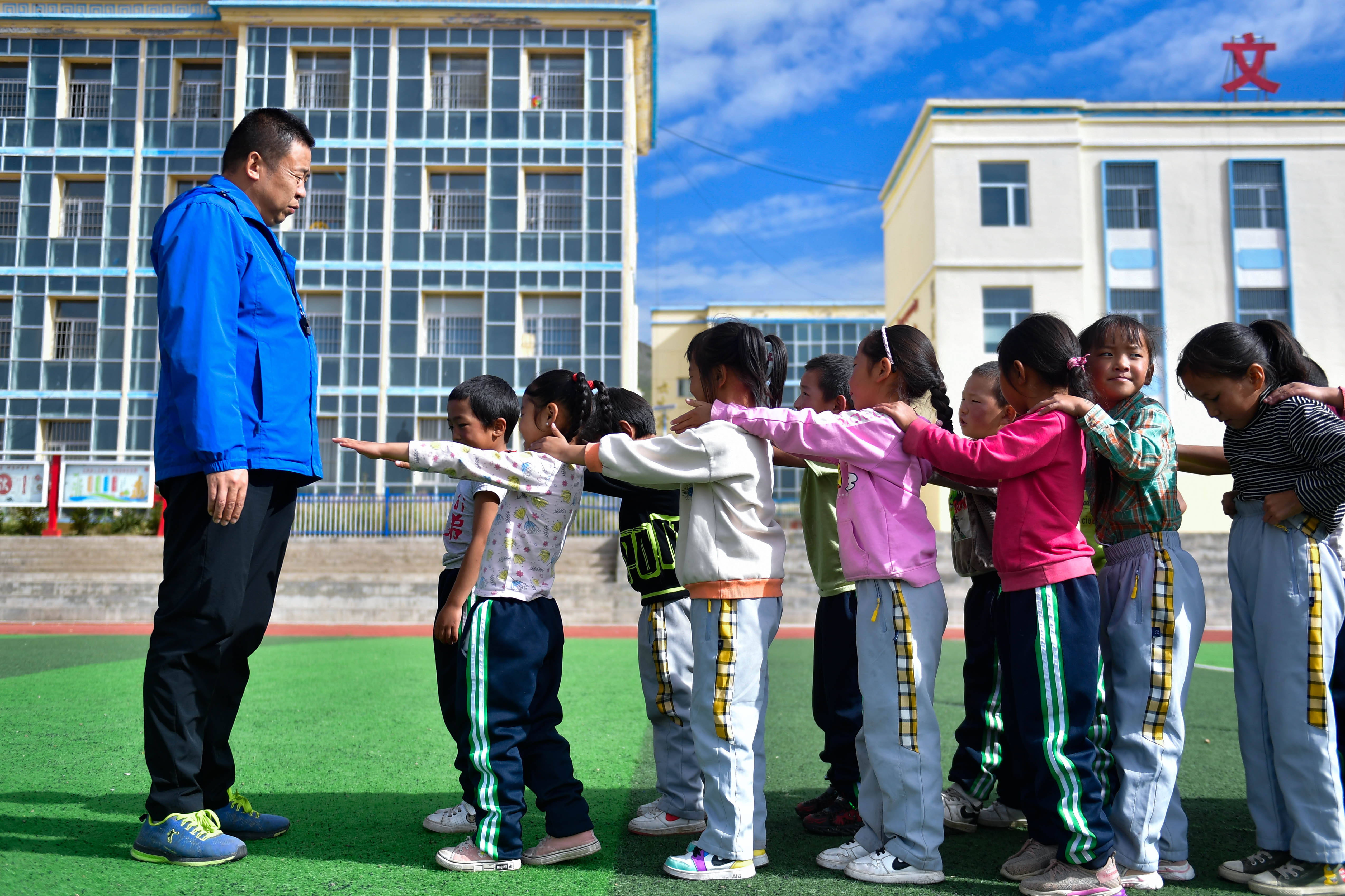 青海一年级小学生的体育课