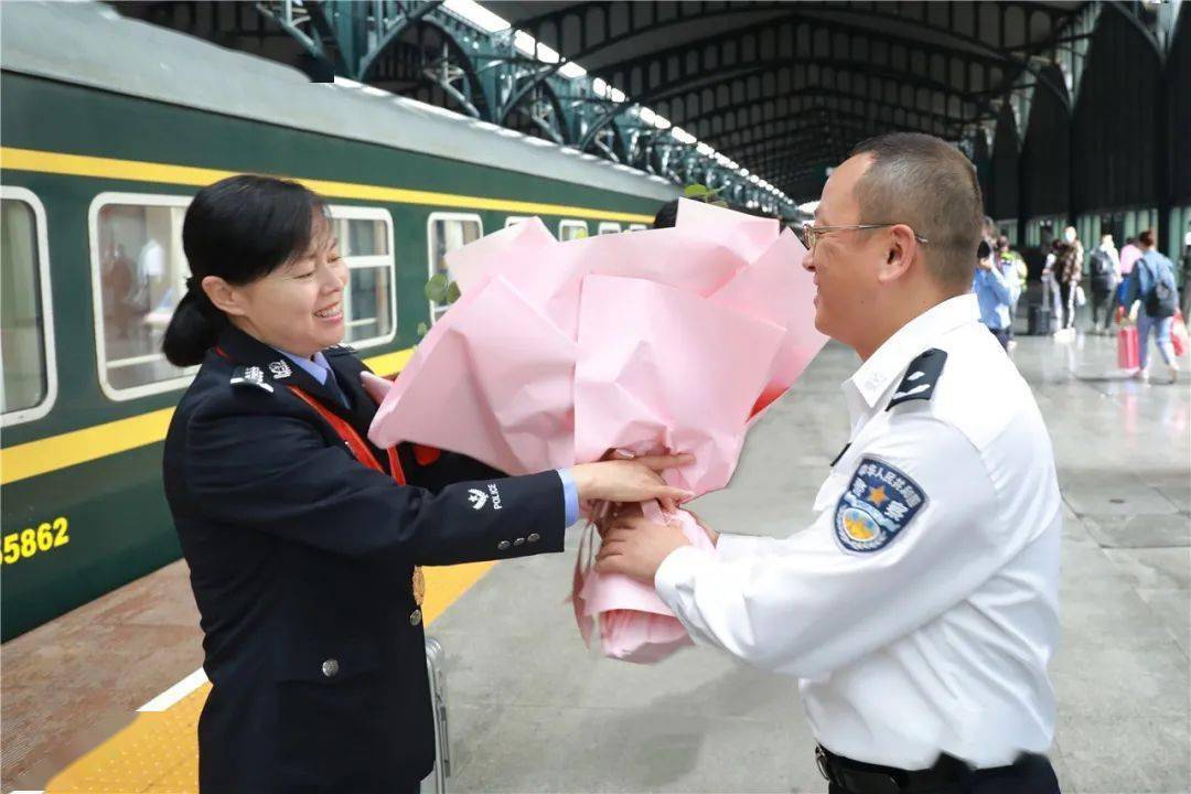 监狱党委书记,监狱长杨明昕,党委副书记,政委史耕辉等人一同前往迎接