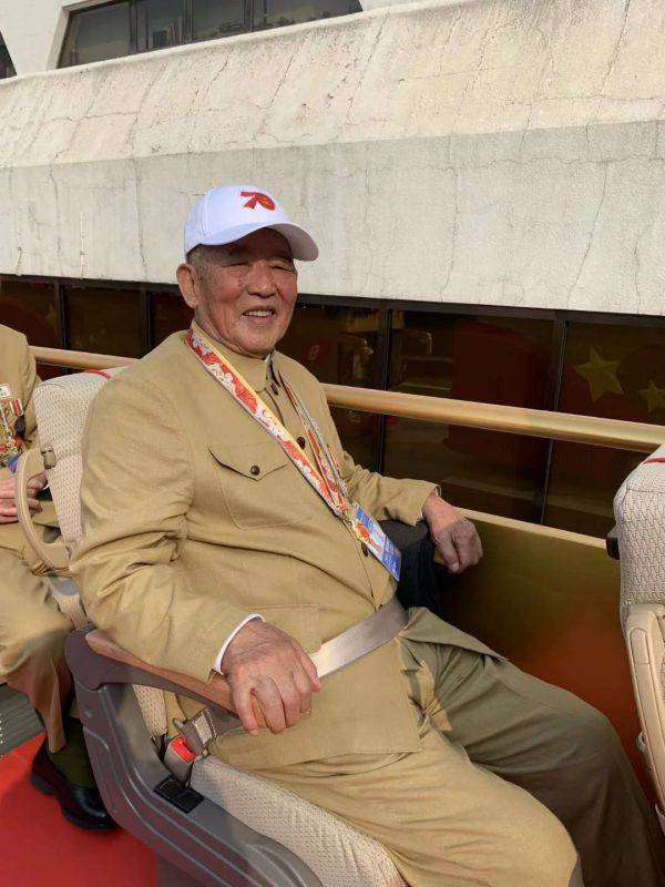 和当时大多数解放军官兵一样,飞机对那启明来说既熟悉又陌生.
