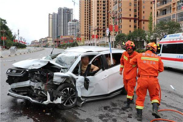 两车相撞司机被困!救援人员:来,先在车里补补液