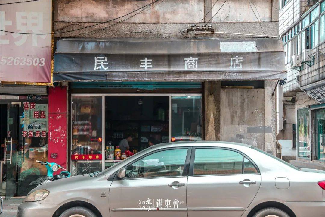 不起眼的门面,红红绿绿的招牌,随便拉个人问他最常去哪家小卖部: 有