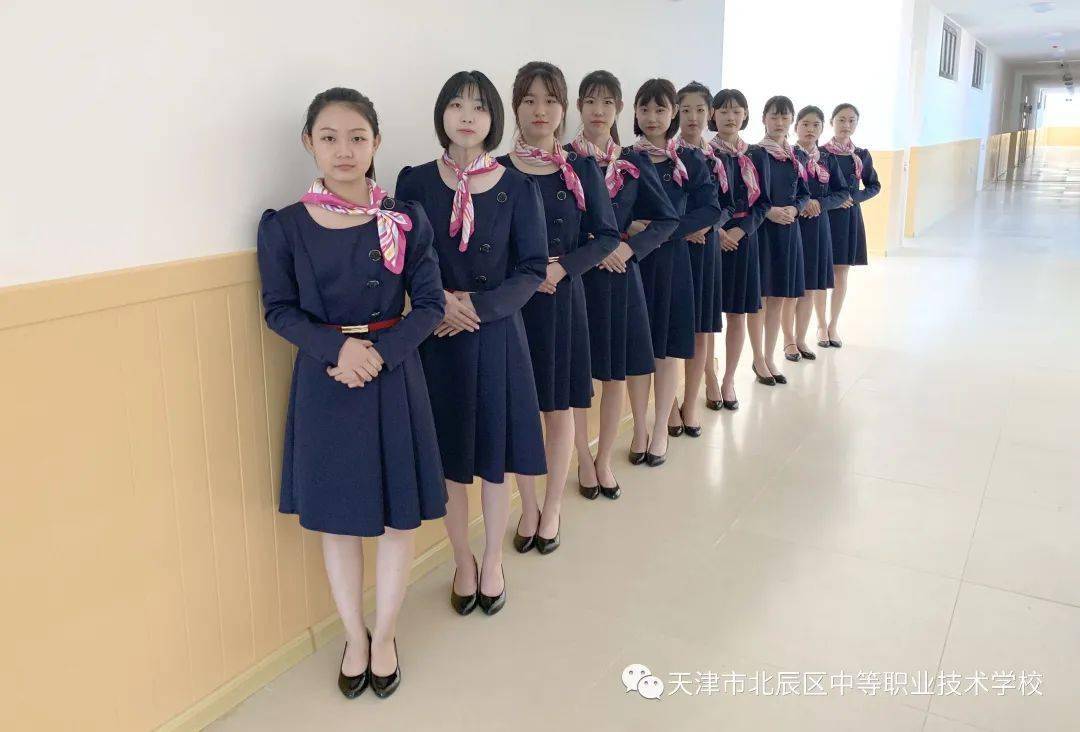 学校派出十名礼仪服务学生担任此次活动的颁奖工