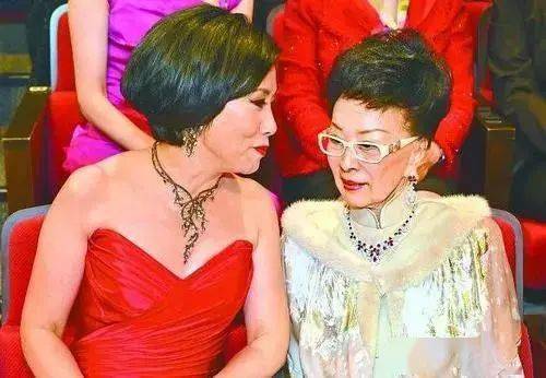 帝王|香港第一阔太：非帝王绿翡翠不戴，丧夫反赚100亿！就连四太见她都低头！