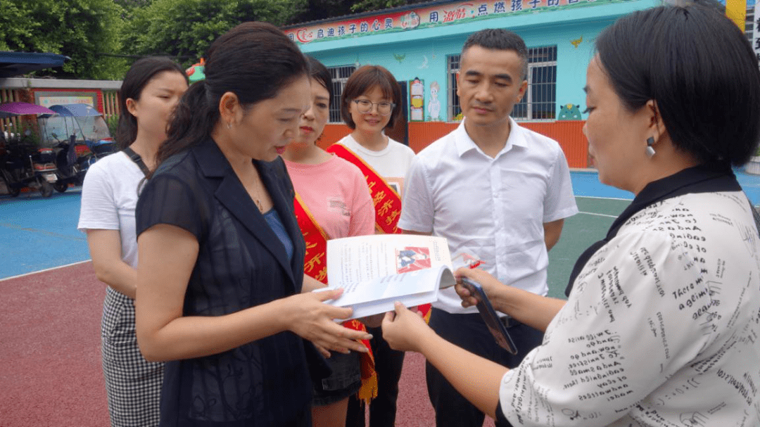 9月9日,在第36个教师节即将到来之际,遂宁经开区党工委书记向莉一行