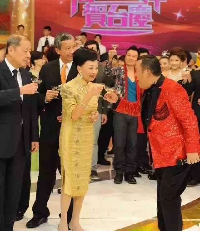 帝王|香港第一阔太：非帝王绿翡翠不戴，丧夫反赚100亿！就连四太见她都低头！