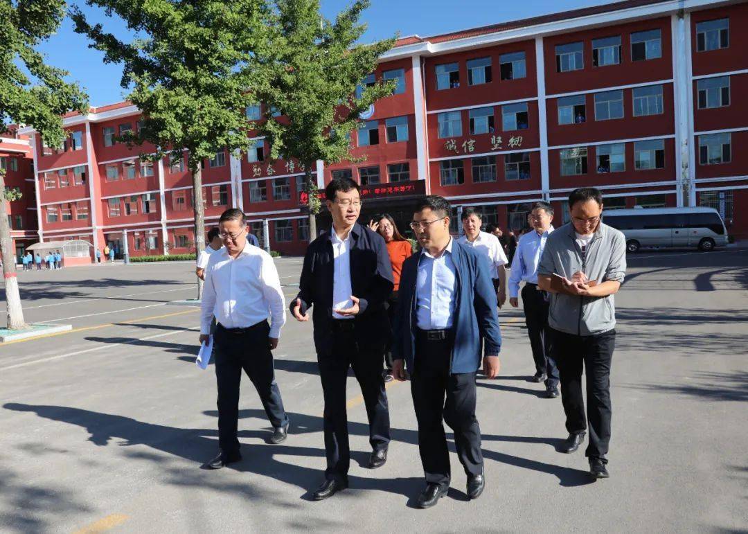 吕梁市王立伟市长一行到贺昌中学看望慰问一线教师