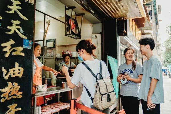 617分|防疫志愿者中的“母子兵”：儿子高考617分 母亲是穿梭江城的网约车司机