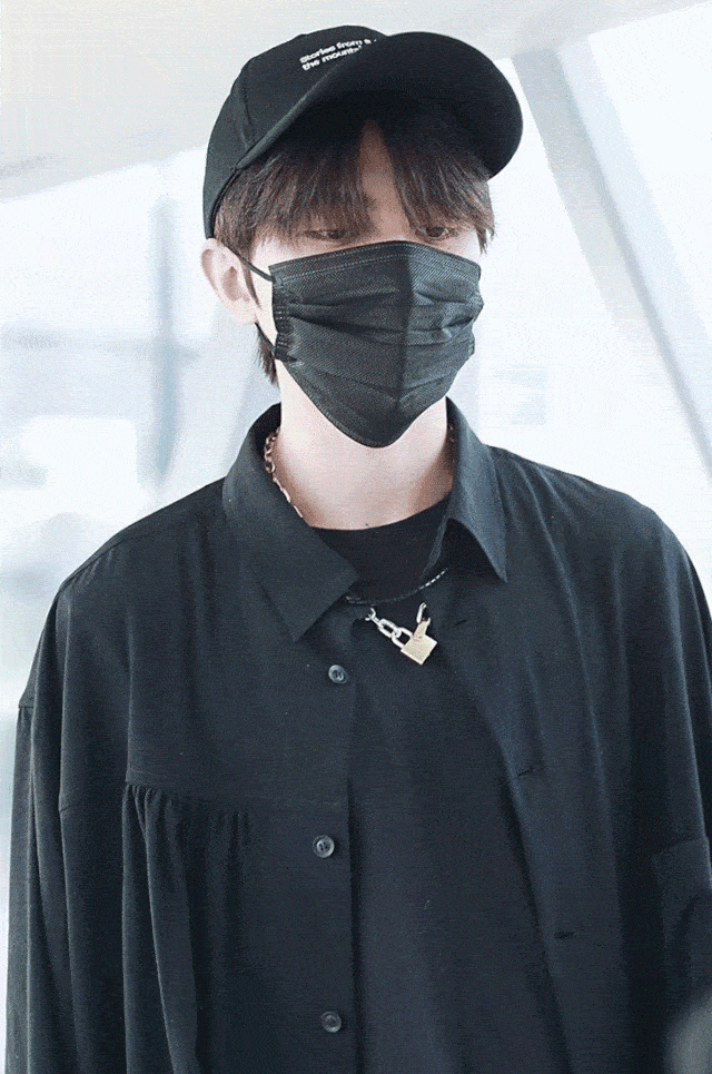 配饰|秦霄贤跨界亮相,如何秒变摇滚低音主唱