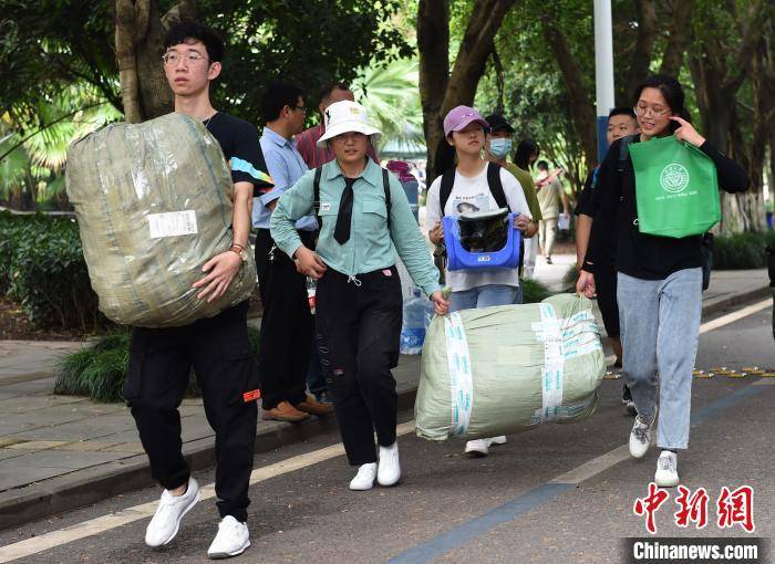 流转|高校开学季：流转在时代浪潮中的“开学行囊”