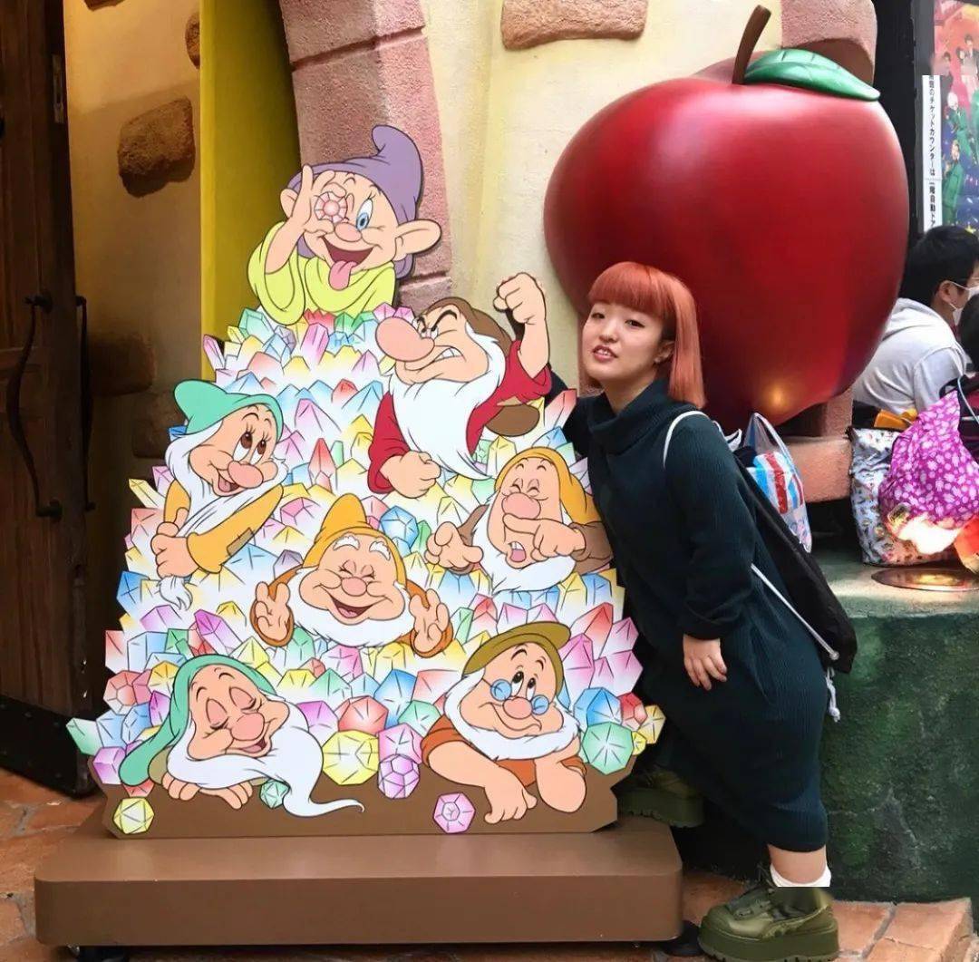 夜店|身高只有1.24m的侏儒女，却成了东京某夜店的最人气舞女，你不努力谁替你坚强？