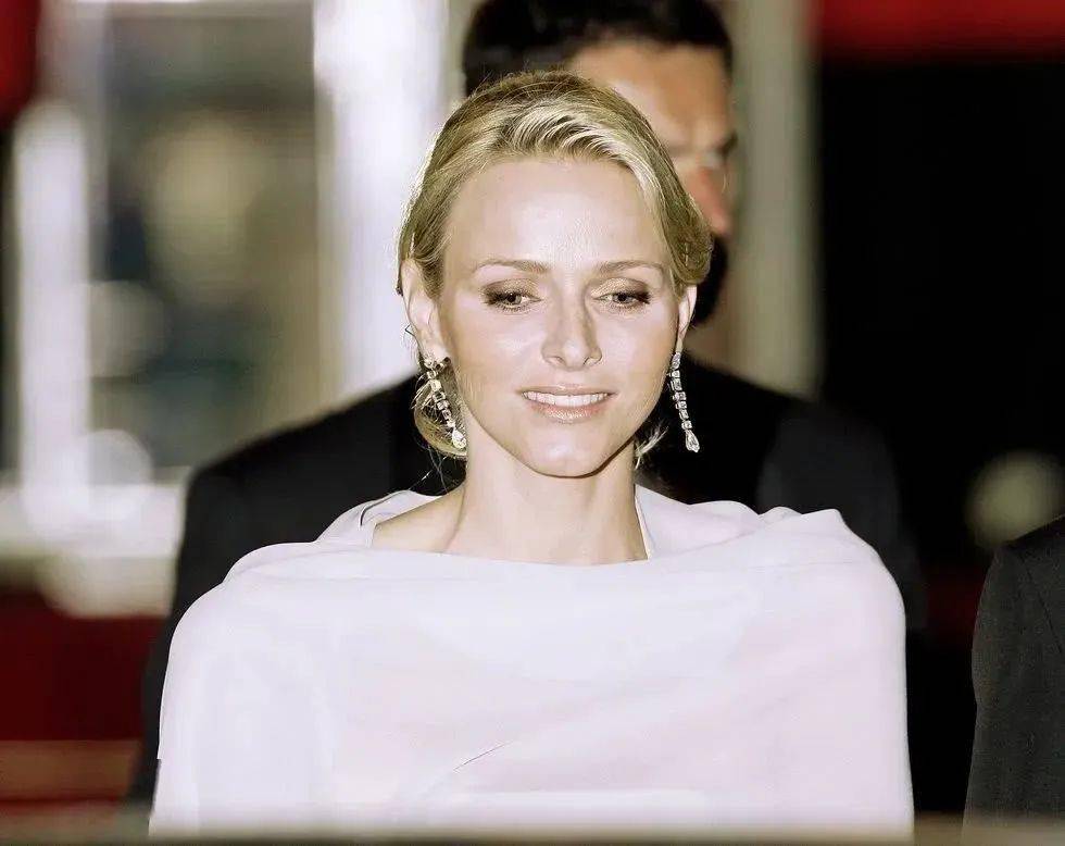 婚纱|巩俐差点当王妃？最终却输给更年轻的她？哭着穿上20000多颗珍珠婚纱…