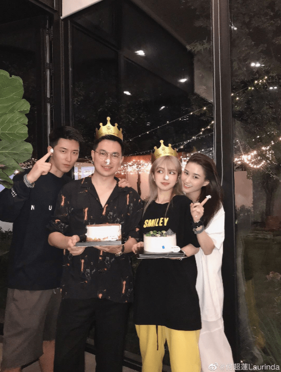 何超莲|何超莲窦骁为周扬青庆生！小情侣手势默契，周扬青疑偷瞄身旁男生