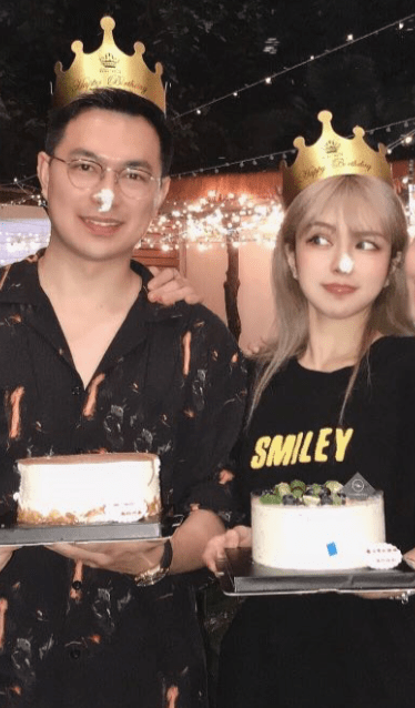 何超莲|何超莲窦骁为周扬青庆生！小情侣手势默契，周扬青疑偷瞄身旁男生