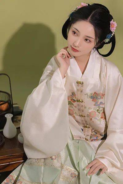 传统|着汉服一秒“穿越” 古风中秋别有意境