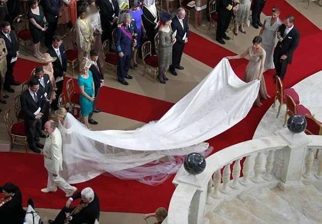 婚纱|巩俐差点当王妃？最终却输给更年轻的她？哭着穿上20000多颗珍珠婚纱…