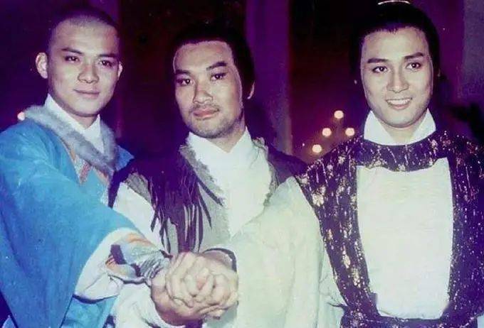大赞妻子是阿朱!71岁梁家仁路边小店吃饭,头发花白但精神好