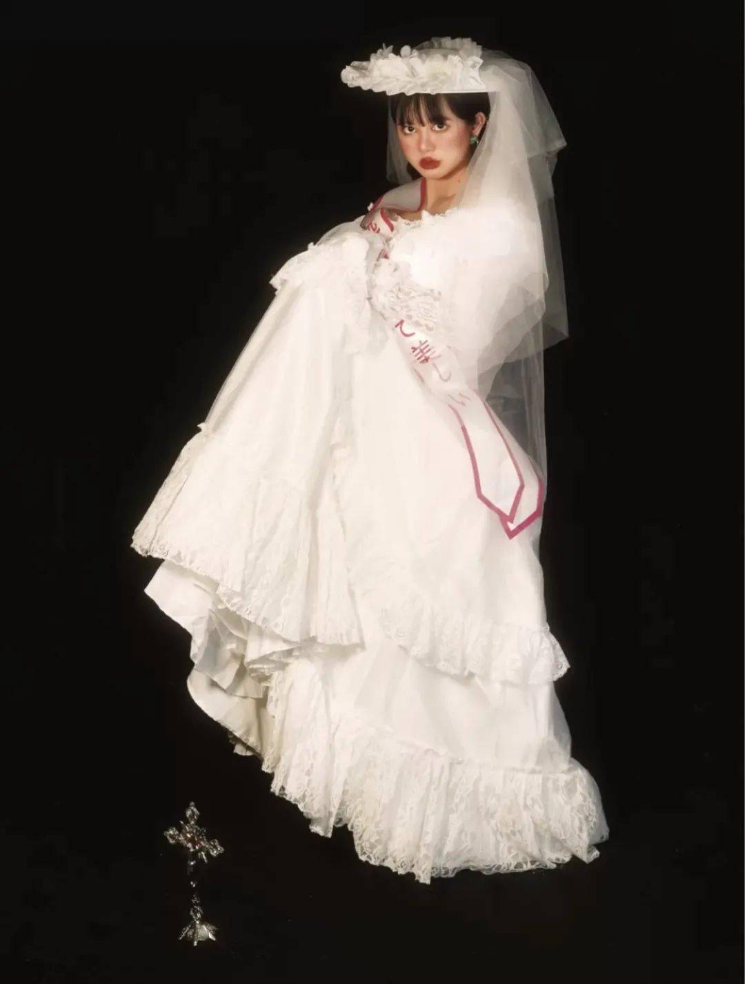 亮片|对准新娘们说：结婚时间可以重合，但妆容不可以！