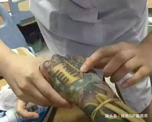 搞笑GIF:交到这样的女朋友 注定每天都有惊喜