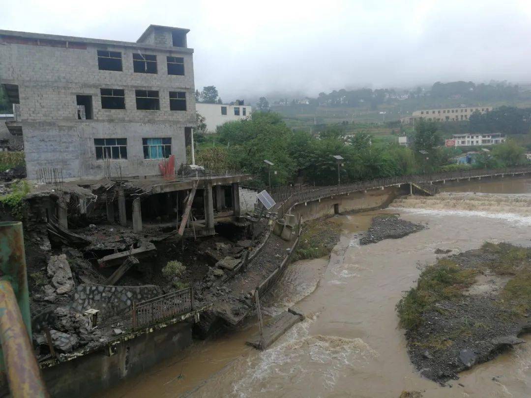 大雨致河水暴涨村民被困米箩镇展开生死救援