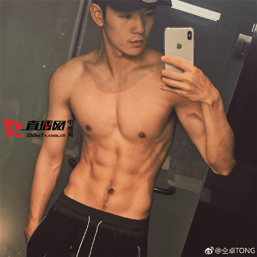 仝卓社交媒体大秀身材 完美胸腹展现型男魅力
