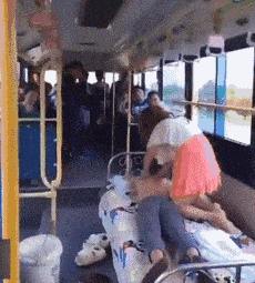 搞笑GIF:交到这样的女朋友 注定每天都有惊喜