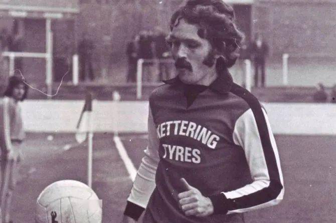 球衣|为什么球衣上除了队徽和号码还有这些东西?丨ULSUMFootball