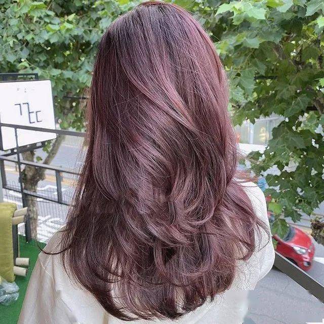 棕色|虞书欣和李圣经双双换上神仙发色，秋冬最显肤白发色你get了吗？