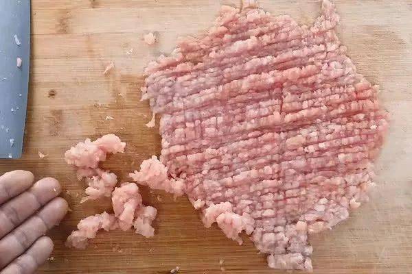 猪肉怎么快速剁馅 576d6851cfba4d608390ee4221118386.jpeg
