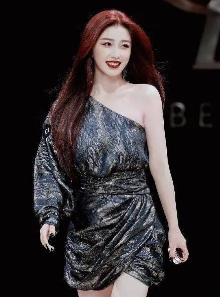 棕色|虞书欣和李圣经双双换上神仙发色，秋冬最显肤白发色你get了吗？