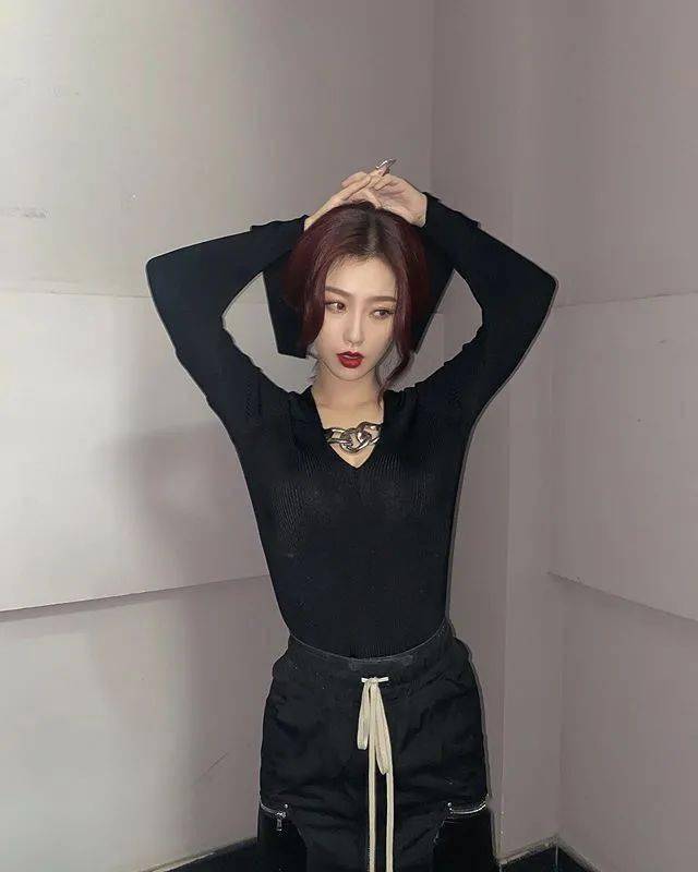 棕色|虞书欣和李圣经双双换上神仙发色，秋冬最显肤白发色你get了吗？