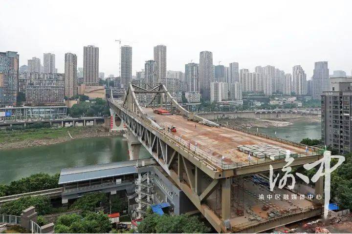 外观"红"  曾家岩大桥横跨嘉陵江,南向下穿渝中区中山四路,北向下穿