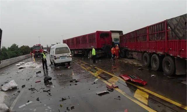 宁夏三辆半挂车雨天超车酿车祸,一人死亡,一人被困.