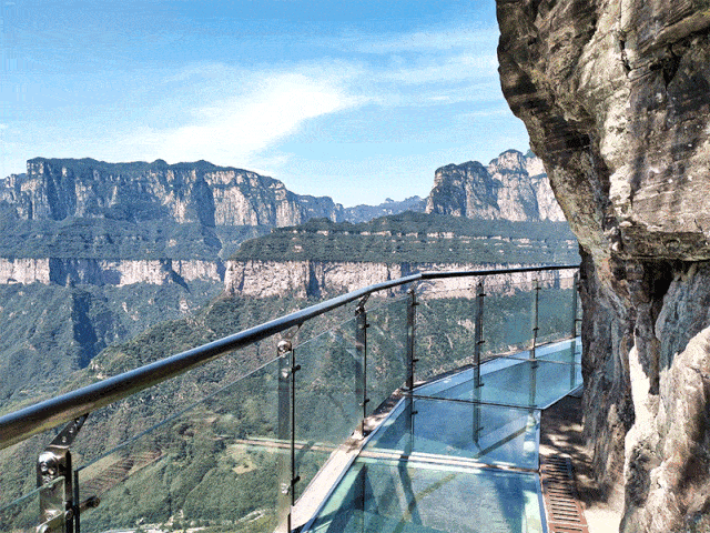 的惊险刺激往年咱们走南太行有峡谷飞瀑,也有雄伟山麓这儿有千仞高山