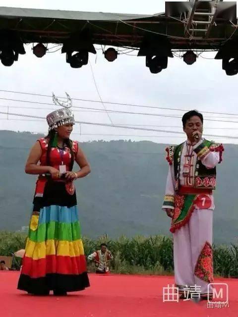 8月10日,"山歌王子"毛家超在杨柳乡山歌广场举办专场演出.