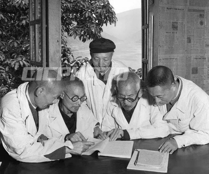 这是巴东县中医院86岁著名老中医  黄宝卿(中)结合临床诊断治疗,给