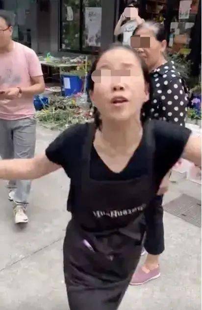 大学生给花店差评|大学生给花店差评，老板竟然进校打人闹事！