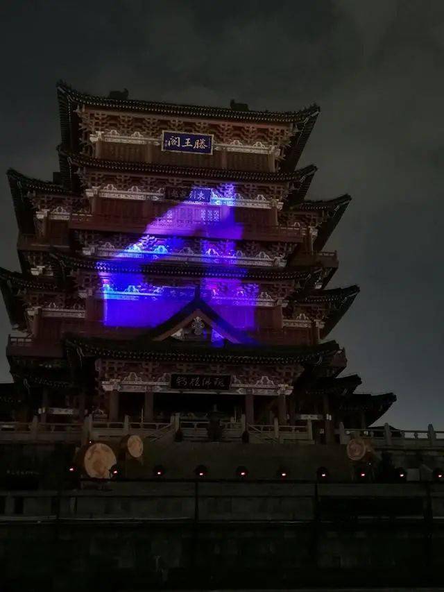 先来一张夜色灯光下的滕王阁全貌.